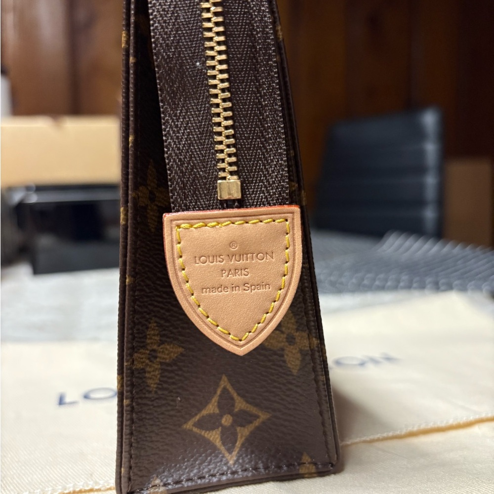 discontinued LV toiletry 19 pouch - Picture 2 of 15